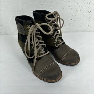 Sorel size 5 PDX Olive Green Plaid & Leather Wedge Boot